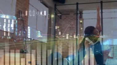 Finans tablosu performansı izleyip kollarını kaldırarak yan esneten bir kadın. Spor, sağlık, egzersiz, esneklik, yoga, sağlık, güç