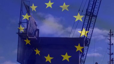 AB yıldız kaplaması görünürken, istiridye kabuğu kovayı indiriyor, sürüklüyor, silindiri kaldırıyor. Sanayi, lojistik, ulaşım, inşaat, makine, mühendislik, kargo