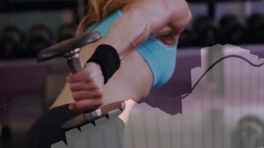 Tutucu dambıl, fitness meraklısı, kas hareketlerini gösteren senkronizasyon çizelgesi eşleşirken kaldırıyor. Egzersiz, güç, eğitim, spor, kas, sağlık, dijital