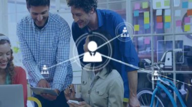 Takım işaretleme tableti ve daktilo bilgisayarı, işbirliği için dijital ağ ağı ağı. İşbirliği, takım çalışması, yenilik, bağlantı, ağ oluşturma, modernleşme, dijital iletişim