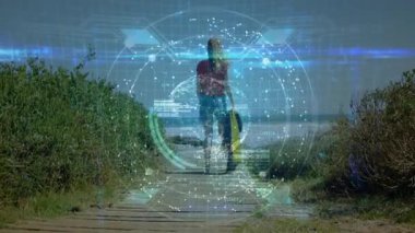 Tahta kaldırımda yürüyen bir kadın ve dönen küreyi gösteren holografik teknolojiyi çalıştıran bir kadın. Gelecek, teknoloji, kıyı, macera, dijital, yenilik, açık hava