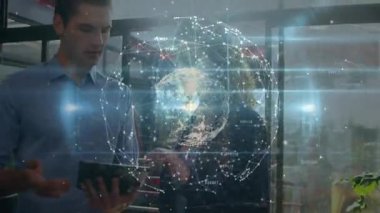 Adam tablet ekranı araklarken kadın teknoloji ofisinde veri toplarken dijital dünyanın dönmesini sağlıyor. Teknoloji, işbirliği, yenilik, veri, dijital, iş dünyası, fütüristik