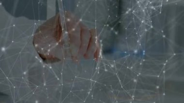 Laboratuvardaki kıdemli bilim adamı pipeti mataraya yerleştiriyor, dijital ağ kaydırma sırasında örnek çiziyor. Araştırma, yenilik, teknoloji, kesinlik, bilim, biyomoleküler, fütüristik