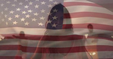 Dişi arkadaş göğüste maytap çakıyor ve alacakaranlık plaj bayrağı boyunca kıvılcımlar saçıyor. Kutlama, yoldaşlık, ışıltı, alacakaranlık, açık hava, dinginlik, şenlik