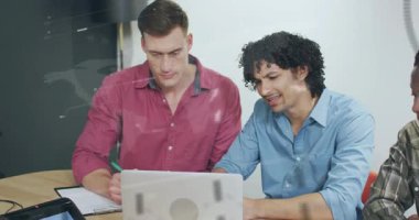 İki iş arkadaşı bilgisayar ekranını işaret ediyor ve analiz ölçümleri üzerinde veri örtüşüyor. İşbirliği, takım çalışması, analitik, dijital, yenilik, modern, profesyonel