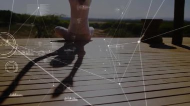 Paspasa basan bir kadın, V kollarını kaldırıyor sağlık takibi için, veriler izleme duruşunu örtüyor. Sağlık, doğa, huzur, farkındalık, açık hava, fitness, ahenk.