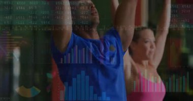 Erkek sporcu, vücut geliştirme, spor salonunda üstten baskı uyguluyor, animasyon veri izleme temsilcileri. Dayanıklılık eğitimi, fitness, biyometrik veri, performans analizi, egzersiz oturumu, atletizm, spor ortamı