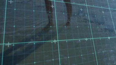 Şebeke etkinleştirmesinde, çıplak ayak kıyı şeridi hareketini haritalamak için dalgalanan suya iniyor. Teknoloji, macera, minimalizm, doğa, yenilik, açık hava, keşif