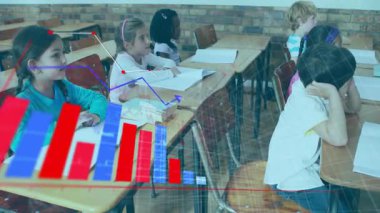 Eğitim veri eğilimini gösteren animasyon kırmızı mavi çizelgelere neden olan defterlere odaklanan öğrenciler. Öğrenim, eğitim, sınıf, işbirliği, analiz, büyüme, teknoloji