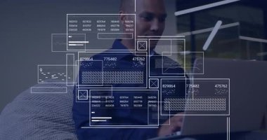 Ofisteki koltukta dizüstü bilgisayarı açan orta yaşlı bir adam analiz için ekrandaki teknik veri grafiklerini aktifleştiriyor. Teknoloji, veri görselleştirme, dijital, profesyonel, modern, analitik, arayüz