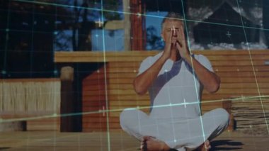 Olgun bir adam güvertedeki sağlık için Mudra 'da meditasyon yaparken avuçlarına bastırıyor ve ızgarayı örtüyor. Ruhani, huzur, dinginlik, farkındalık, tefekkür, ahenk, sağIık.