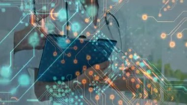 Doktor, hastanın veri tabletini inceliyor. Animasyon devreleri, meslektaş olarak eğilip başını sallıyor. Teletıp, işbirliği, yenilik, sağlık, teknoloji, profesyonel, gelecekçi