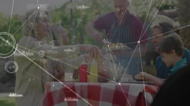 Yetişkin bir adam bahçede yemek için ızgara şiş servis ederken dijital ağ soluklaşıyor. Aile, açık hava, toplanma, boş zaman, köy, yeşillik, kutlama