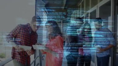 Teknik ekip tableti inceliyor. Planlama için şehir manzarasına işaret eden balkonda kod var. İşbirliği, kentsel, modern, yenilikçi, finans, takım çalışması, teknoloji