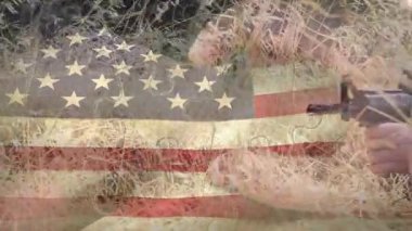 Bayrak bulmacası soluyor çimenleri gösteriyor, askeri asker tüfeği kavrayıp görüş alanını tarıyor. Devriye, taktikçi, asker, muharebe, hassasiyet, hazırlık, kararlılık