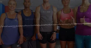 Beş fitness katılımcısı gülümsüyor sonra da veri dalgası formuyla antremanı kutluyorlar. Sporcular, işbirliği, motivasyon, güç, sağlık, modern, teknoloji