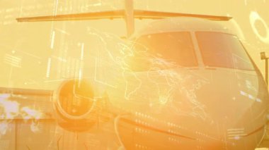 Altın saat parıltısı, holografik dünya haritasını gösteren ve sistem verilerini analiz eden özel bir jet çalıştırıyor. Lüks, teknoloji, yenilik, havacılık, veri, dijital, fütürist