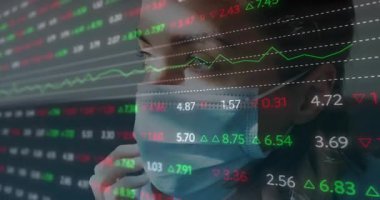 Piyasa verileri güncelleniyor, cerrahi maske takan bir kadın çizelgeyi incelerken kulak iltihabını ayarlıyor. Finansal analiz, veri görselleştirme, sağlık farkındalığı, dijital ortam, derin düşünceli ruh hali, profesyonel, modern tasarım