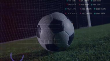 Futbolcu topa tekme atmak için ayak sallıyor ve yüzen grafiklerle canlı spor analizleri üretiyor. Atletik, teknoloji, veri görselleştirme, spor performansı, dijital arayüz, rekabet, çeviklik