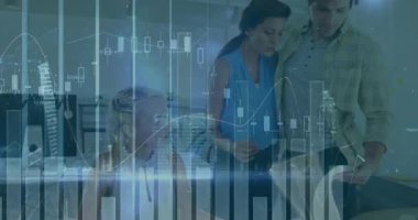 Oturan kadın veri kaydırıyor ve analiz için çizelgeleri incelerken finans grafiklerini canlandırıyor. İşbirliği, takım çalışması, veri analizi, iş dünyası, modern ofis, üretkenlik, dijital