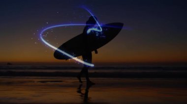 Sahilde yürüyen bir kadın teknoloji için parlak mavi kıvılcımlar saçarak sörf tahtasını sarmaya başlıyor. Siluet, okyanus, alacakaranlık, mistik, macera, modern, doğa