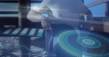 Kafkasyalı sörfçü üzerinden dijital veri işleme görüntüsü. Küresel bağlantılar, veri işleme ve dijital arayüz konsepti dijital olarak oluşturulmuş resim.