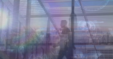 Şehir manzarası üzerinde veri işleme resmi. küresel iş ve dijital arayüz kavramı dijital olarak oluşturulmuş görüntü.