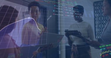 Ofiste konuşan çeşitli iş adamlarının veri işleme görüntüsü. Küresel iş ve dijital arayüz kavramı dijital olarak oluşturulmuş görüntü.