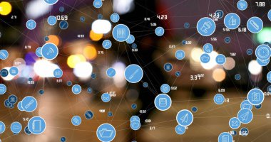 Gece şehir caddesinde bağlı medya ve sosyal ağ simgeleri ve veri işleme görüntüsü. Küresel iletişim, sosyal medya, seyahat ve dijital arayüz kavramı dijital olarak oluşturulmuş görüntü.