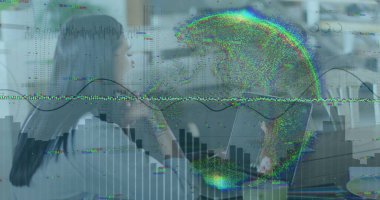 Dizüstü bilgisayarında görüntü çağrısı olan bir kadının görüntüsü ve küresi. İş, finans, ekonomi ve teknoloji konsepti dijital olarak oluşturulmuş imaj.