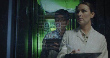 Sunucu odasındaki çeşitli iş adamları üzerinden qr kodlu veri işleme resmi. Küresel teknoloji, bilgisayar ve dijital arayüz kavramı dijital olarak oluşturulmuş görüntü.