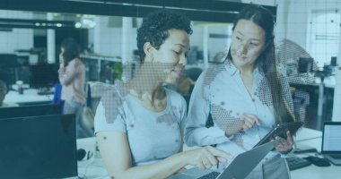 Dünya haritası ve dünyanın farklı iş adamlarının üzerindeki görüntüsü. Küresel iş, bilgisayar ve dijital arayüz kavramı dijital olarak oluşturulmuş görüntü.