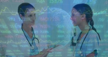 İki farklı doktorun veri işleme görüntüsü. Küresel tıp, teknoloji, veri işleme ve dijital arayüz kavramı dijital olarak oluşturuldu.