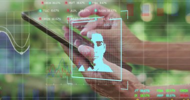 Akıllı telefon kullanan beyaz bir kadının ellerinde kullanıcı fotoğrafı ve finansal verilerin görüntüsü. Sosyal medya, küresel işletme, finans, ekonomi, ağ ve teknoloji konsepti dijital olarak oluşturulmuş görüntü.