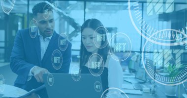 Ofisteki çeşitli iş adamları üzerinde Nft metin ile tarama alanı resmi. Küresel iş ve dijital arayüz kavramı dijital olarak oluşturulmuş görüntü.