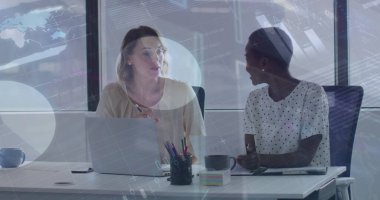 Ofisteki çeşitli iş adamlarının veri işleme görüntüsü. Küresel iş ve dijital arayüz kavramı dijital olarak oluşturulmuş görüntü.