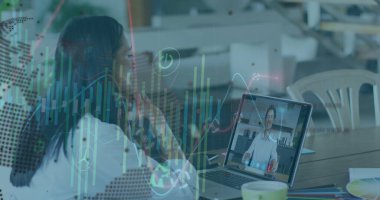 Bilgisayarı kullanarak iş kadınının veri işleme ve dünya üzerindeki görüntüsü. Küresel iş, bilgisayar ve dijital arayüz kavramı dijital olarak oluşturulmuş görüntü.