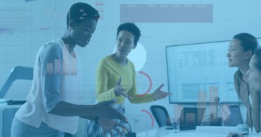 Ofiste konuşan çeşitli iş adamlarının veri işleme görüntüsü. Küresel iş ve dijital arayüz kavramı dijital olarak oluşturulmuş görüntü.