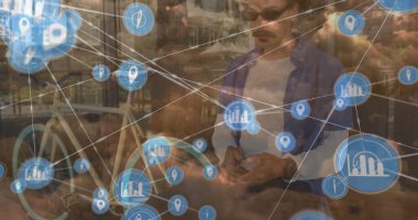 Bulutlar üzerindeki bağlantılar ve akıllı telefonu ve bisikleti olan beyaz adamın görüntüsü. Spor, aktif yaşam tarzı, iletişim ve bağlantılar konsepti dijital olarak oluşturulmuş görüntü.