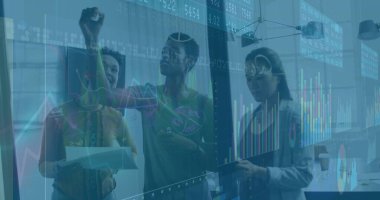 Ofiste not alan çeşitli iş adamlarının veri işleme görüntüsü. Küresel iş ve dijital arayüz kavramı dijital olarak oluşturulmuş görüntü.