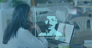 Dizüstü bilgisayarında resim olan bir kadın için grafik ve kullanıcı fotoğrafları. İş, iletişim, sosyal medya ve teknoloji konsepti dijital olarak oluşturuldu.