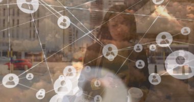 Bulutların üzerindeki bağlantı ağı ve kahveyle yürüyen kadın görüntüsü. İş, ağ, bağlantılar ve dijital olarak oluşturulan iletişim konsepti.