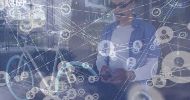 Akıllı telefon kullanan Afro-Amerikan erkeğinin üzerindeki bulutlarla bağlantı ağı ve gökyüzü görüntüsü. Dijital olarak oluşturulmuş küresel bağlantılar, spor ve dijital arayüz kavramı.