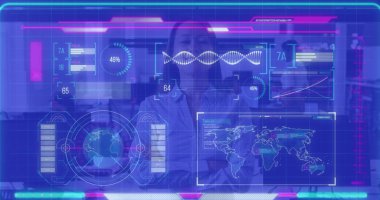 Ofiste gülümseyen Asyalı iş kadınının veri işleme görüntüsü. Küresel iş ve dijital arayüz kavramı dijital olarak oluşturulmuş görüntü.