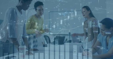 Çeşitli iş adamları üzerinde finansal veri işleme ve şehir manzarası. Küresel iş, bilgisayar ve dijital arayüz kavramı dijital olarak oluşturulmuş görüntü.