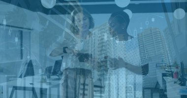 Ofisteki çeşitli iş adamları üzerinde finansal veri işleme ve şehir manzarası. Küresel iş ve dijital arayüz kavramı dijital olarak oluşturulmuş görüntü.