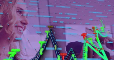 Akıllı telefonla ödeme yapan farklı insanların grafikleriyle veri işleme görüntüsü. Dijital olarak oluşturulan küresel finansman, perakende ve dijital arayüz kavramı.