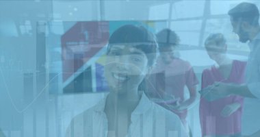 Ofisteki çeşitli iş adamlarıyla ilgili finansal veri işleme resmi. Küresel iş ve dijital arayüz kavramı dijital olarak oluşturulmuş görüntü.