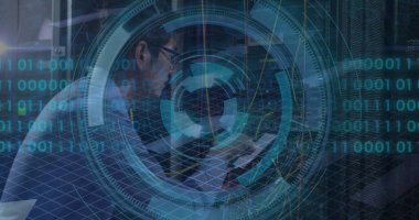 Sunucu odasındaki Asyalı erkek çalışanın veri işleme görüntüsü. Bilgisayar güvenliği günü ve dijital olarak oluşturulan görüntü konsepti.