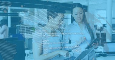 Telefon kulaklığı kullanan iş adamları üzerinden bağlantı ağı görüntüsü. Küresel iş dünyası dijital arayüz teknolojisi ve dijital olarak oluşturulan ağ konsepti.